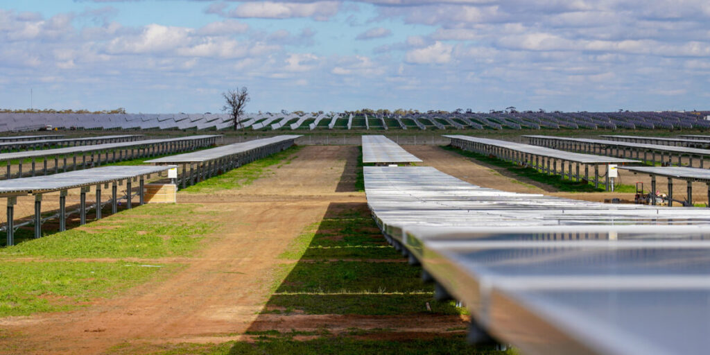Solarpark Limondale, 249 MW (AC), RWE, Australien, New South Wales; Standort eines “Acht-Stunden-Batteriespeichers“, 50+ MW/400+ MWh, Tesla, Megapack-Batterien